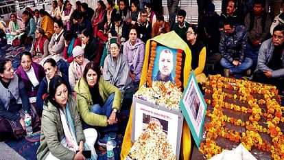 Vimal Negi Case: पेन ड्राइव और डीजीपी के हलफनामे से कटघरे में शिमला पुलिस की एसआईटी, उठे ये गंभीर सवाल Vimal Negi Case: DGP's pen drive revelations put SIT in the dock, these serious questions raised on the invest
