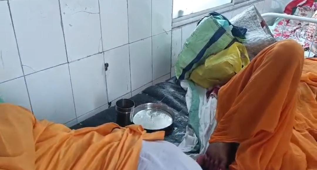 Muzaffarpur Hospital Crisis: Patients Use Utensils to Save Themselves from Leaks in Largest Medical Facility