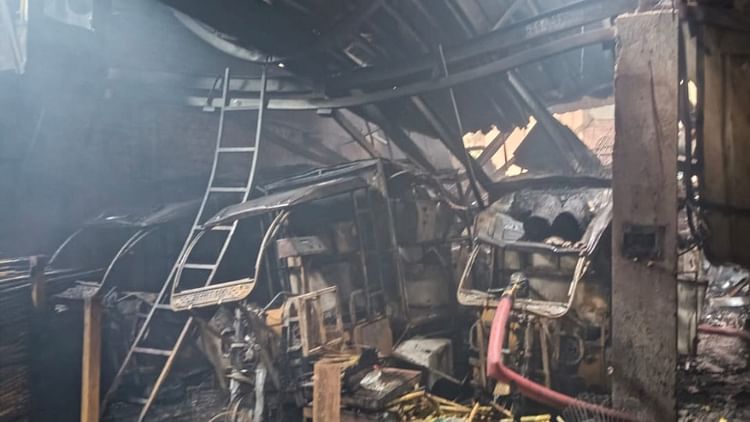 Delhi Fire: दिल्ली के शाहदरा में ई-चार्जिंग स्टेशन में लगी आग, चपेट में आने से दो की मौत; चार लोग झुलसे