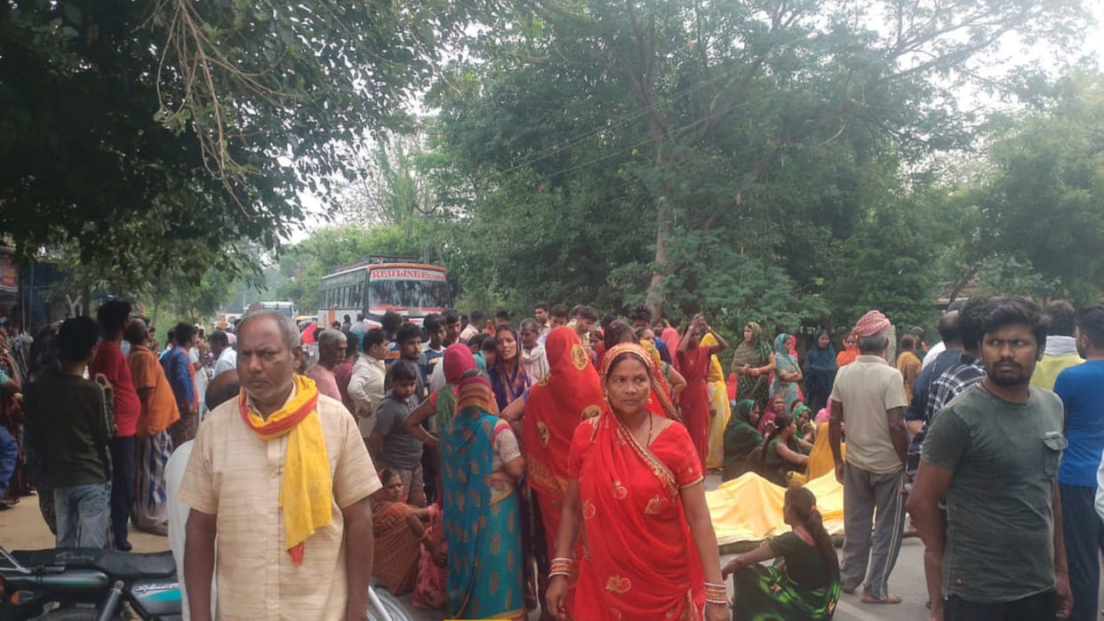 A young man died after being hit by a tractor trolley in Gorakhpur, angry people blocked the road