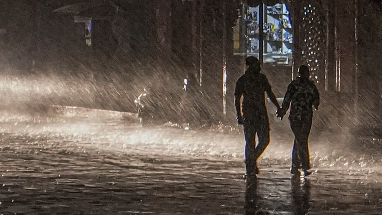 Weather Report : हिमाचल, उत्तराखंड में बारिश, भूस्खलन से 300 सड़कें बंद, एनसीआर में भीषण जाम