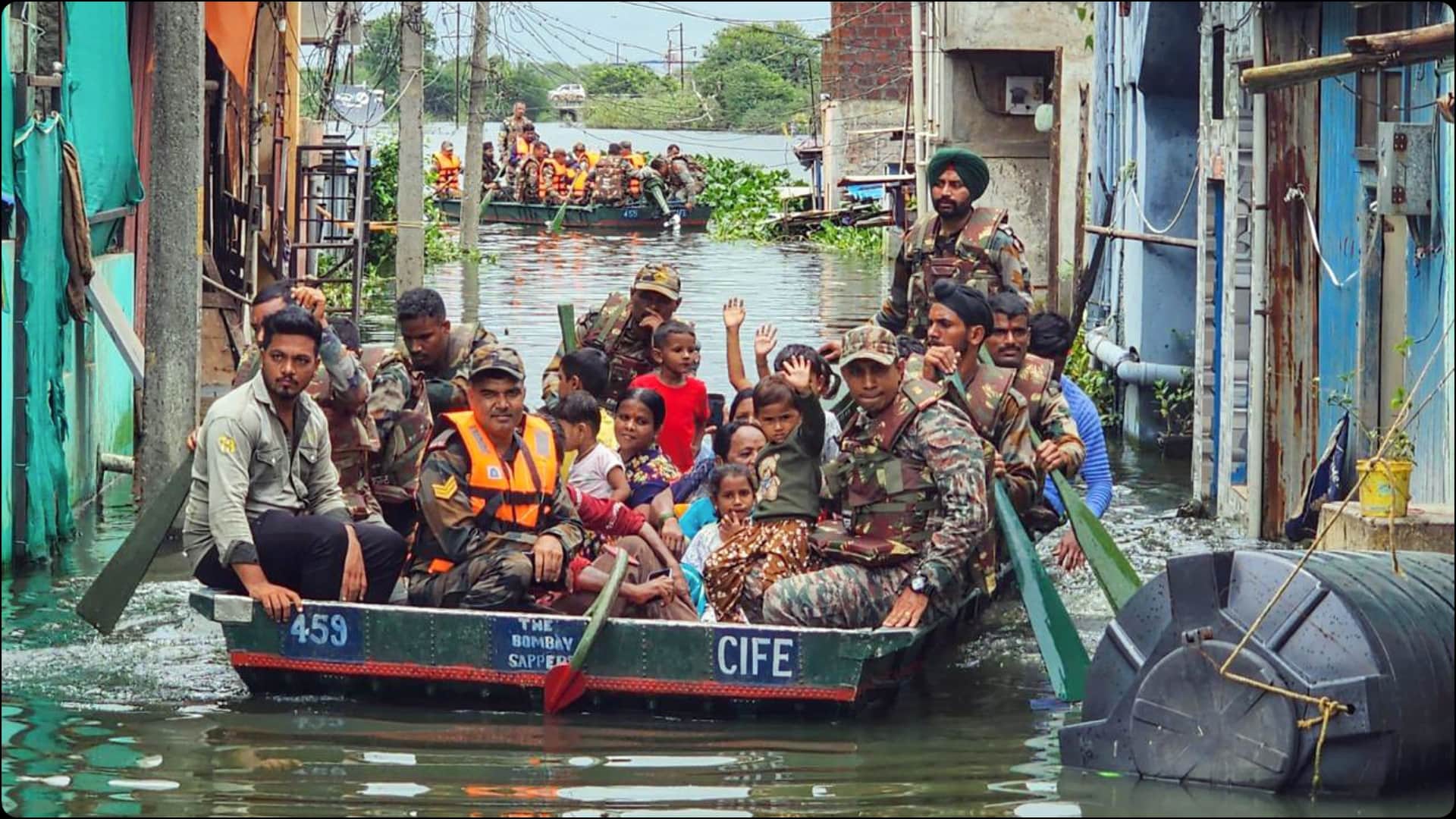 बाढ़ग्रस्त इलाके में एनडीआरएफ और भारतीय सेना का ऑपरेशन