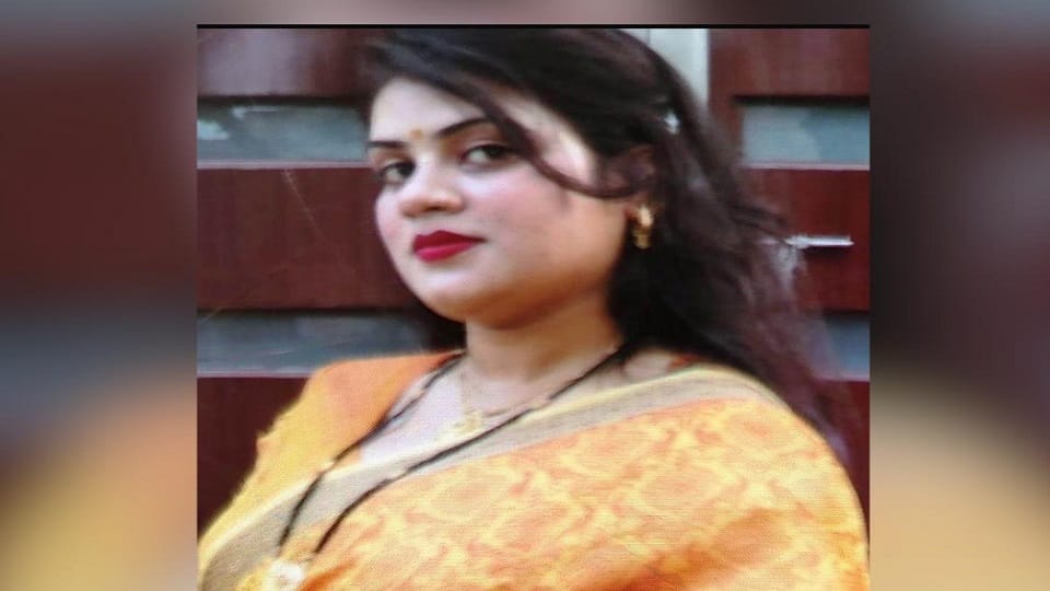 Meerut: Dead body of a married woman found hanging in Sardhana, in-laws accused of killing her for dowry.