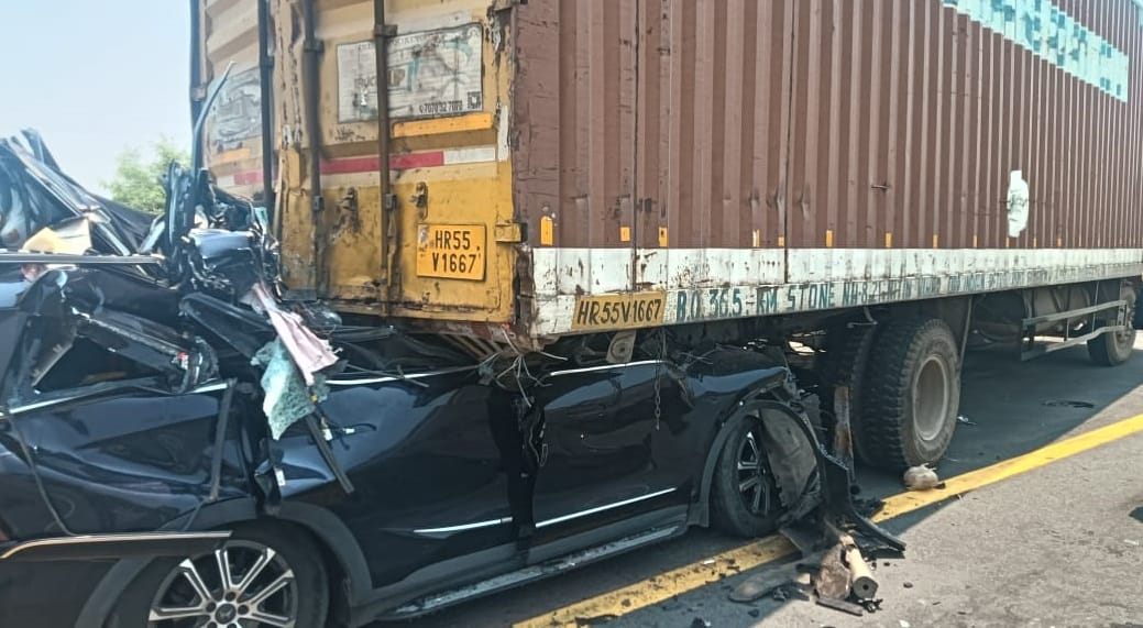 Unnao Road Accident Horrific accident on Lucknow Agra Expressway car collided with container