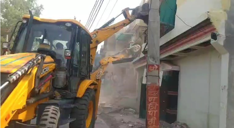 Banda More than 10 buildings built by encroachment were demolished the team arrived with a bulldozer