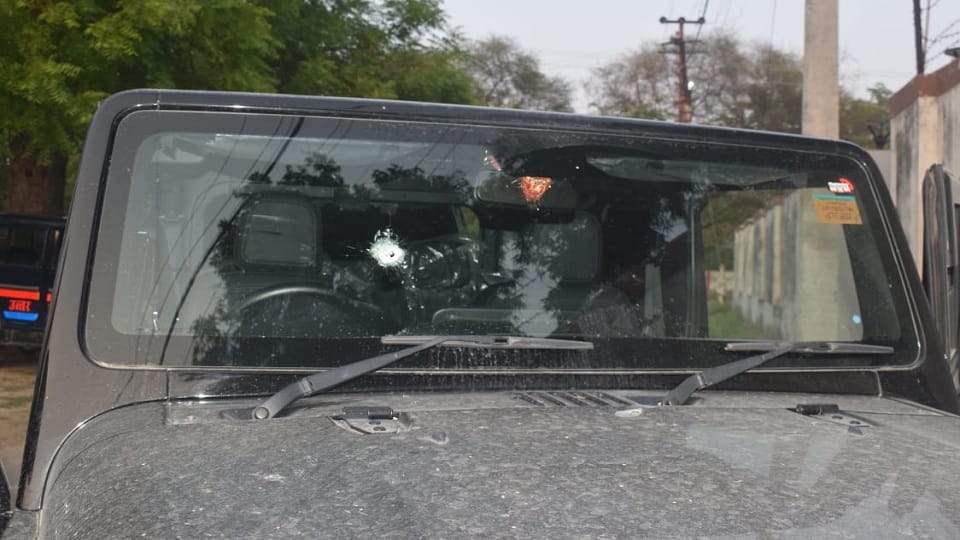 Meerut: Best friends became enemies, 15 rounds of bullets were fired at Thar rider in a dispute of Rs 50 lakh,