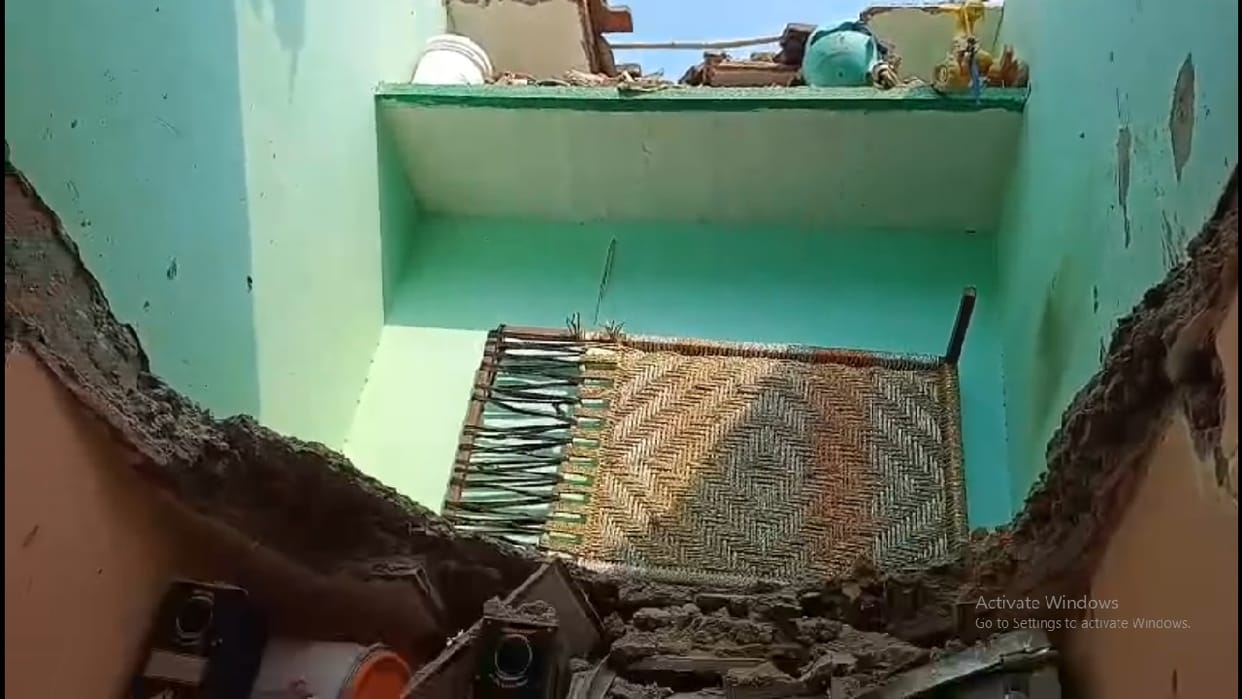 A young man died due to collapse of roof of a house in Ghaziabad