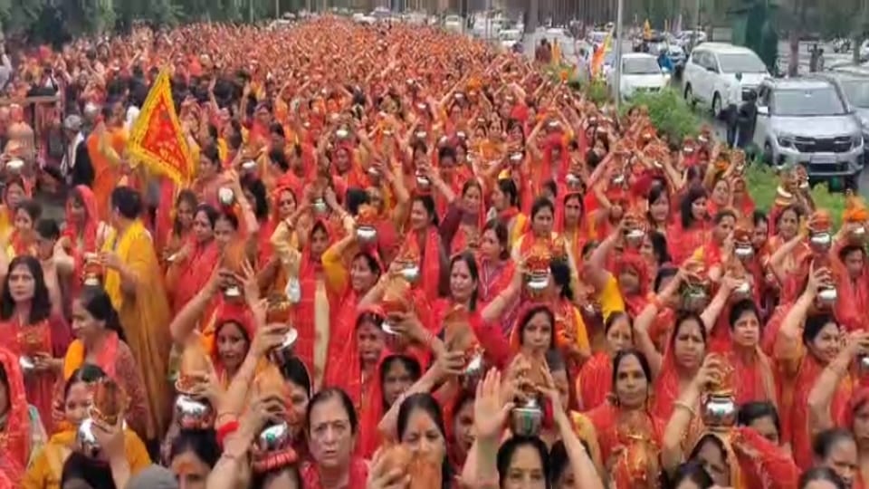 Kalash Yatra in Panchkula Peethadheeshwar of Bageshwar Dham Pandit Dhirendra Krishna Shastri sermon see video