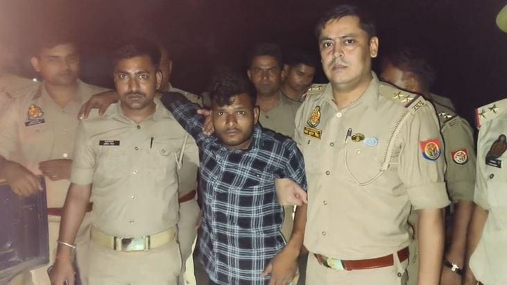Police encounter with miscreants who stole from liquor shop