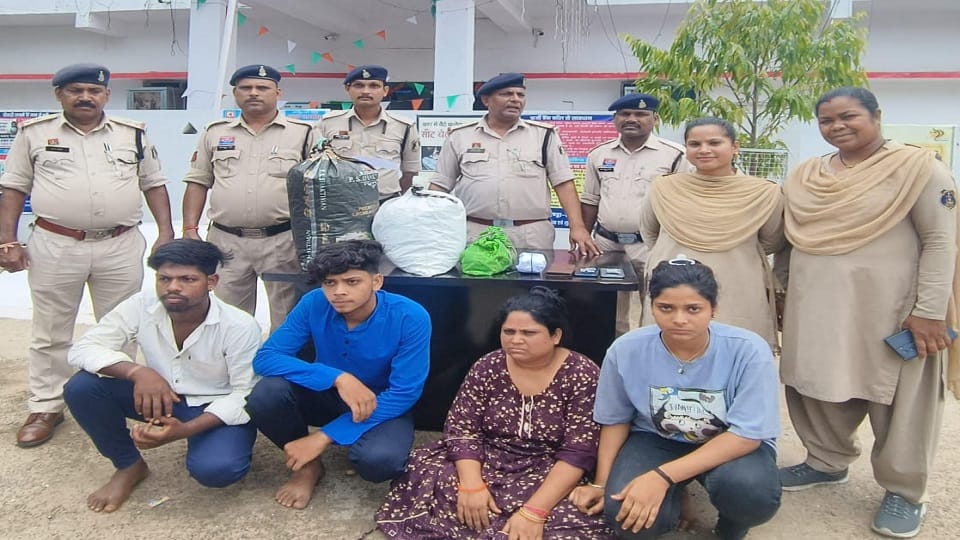 Ganja sale racket exposed police arrested four people including mother and son in GPM