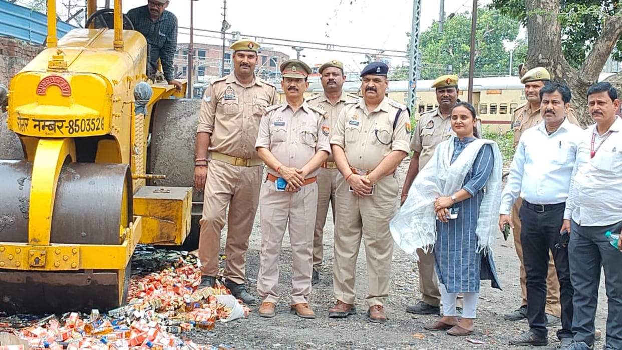 Varanasi News 650 liters of liquor related to 100 cases destroyed GRP used road roller