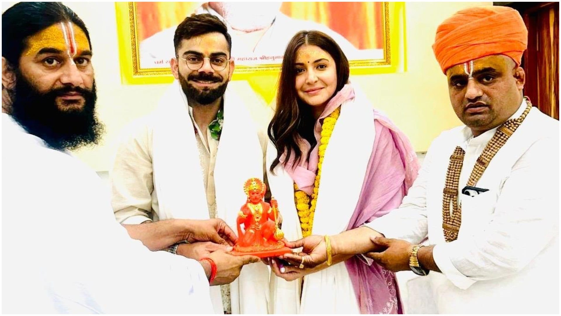 Virat Kohli-Anushka: Virat Kohli with wife Anushka reached Ayodhya, visited Ram Temple Hanuman Garhi temple