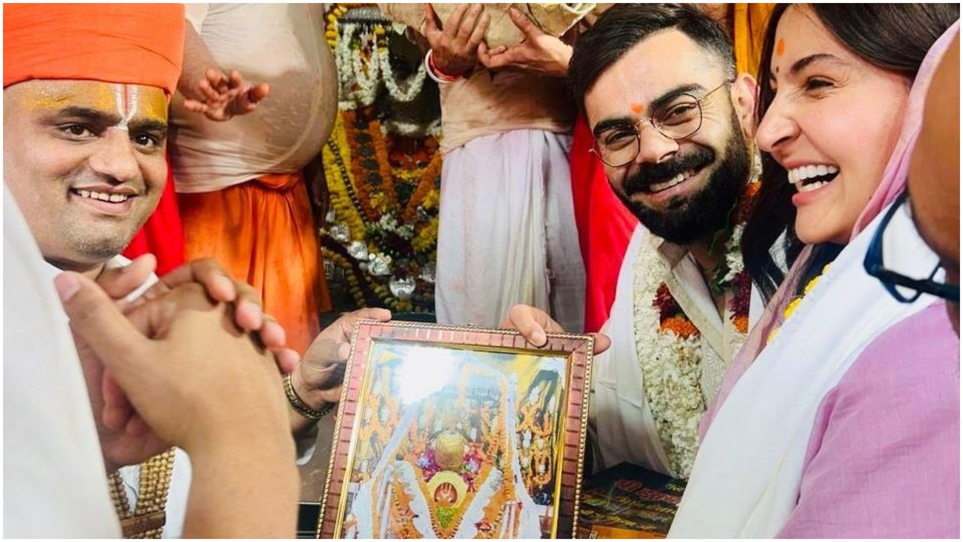 Virat Kohli-Anushka: Virat Kohli with wife Anushka reached Ayodhya, visited Ram Temple Hanuman Garhi temple
