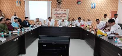 बैठक में मौजूद सांसद किशोरी लाल शर्मा।