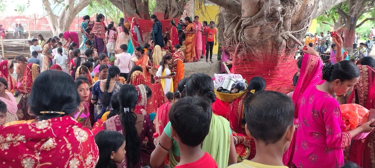जहानाबाद में वट सावित्री पूजा के दौरान लगी भीड़।