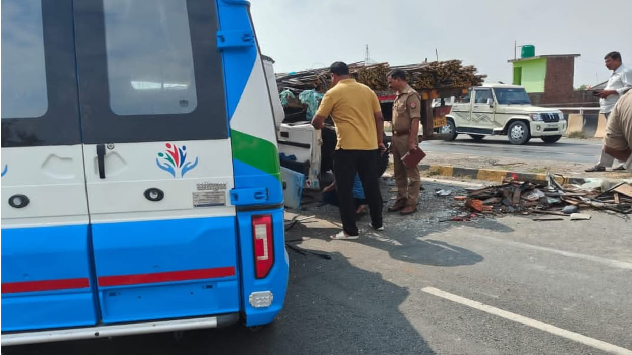 Ambulance collided with a trailer loaded with iron rods parked on the roadside, driver died in Basti