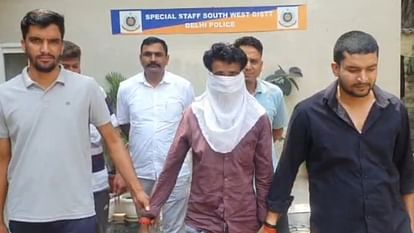Delhi News Young man attacks couple Husband murder Accused harassment bleeding woman thinking she was dead