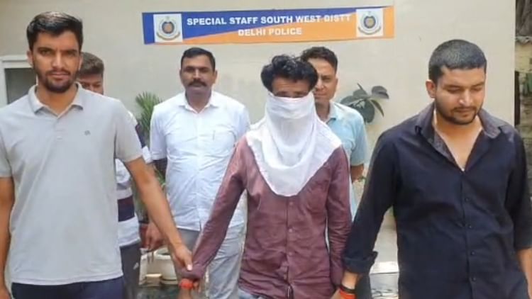 Delhi News Young Man Attacks Couple Husband Murder Accused Harassment Bleeding Woman Thinking She Was Dead – Amar Ujala Hindi News Live