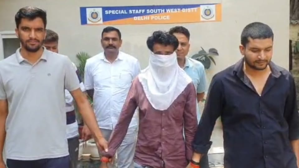 Delhi News Young man attacks couple Husband murder Accused harassment bleeding woman thinking she was dead