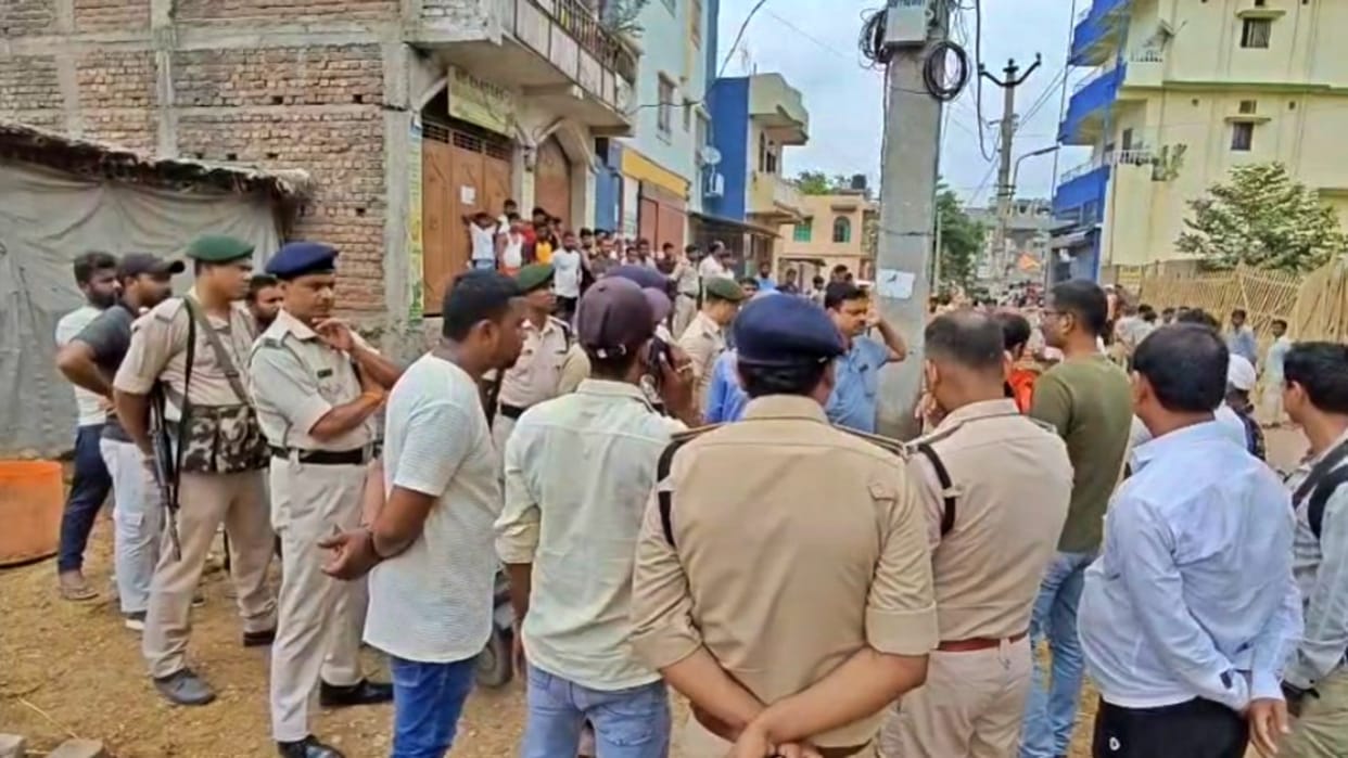 Fearless criminals riding a bike shot a man in broad daylight in Patna, condition critical; panic in area