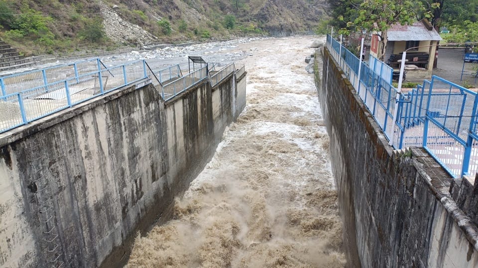 Workers and vehicles stuck in Gaula river due to sudden opening of barrage gate haldwani