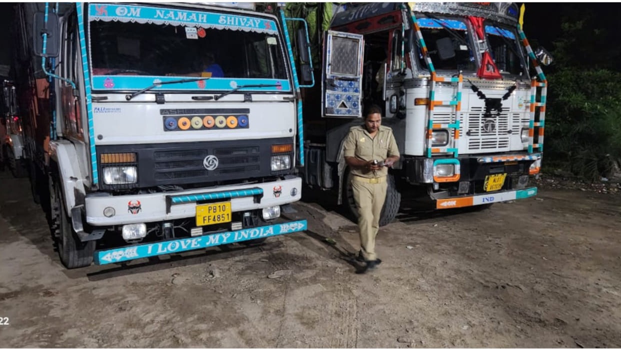 Gorakhpur GST team caught 6 scrap vehicles, action taken on 125 vehicles in 150 days