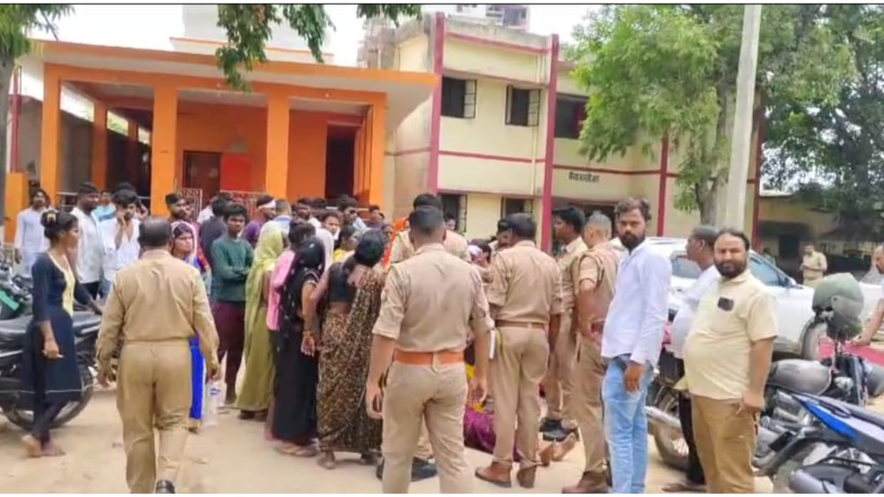 In Gorakhpur, people of 2 villages clashed with each other over a slapping dispute, police station surrounded
