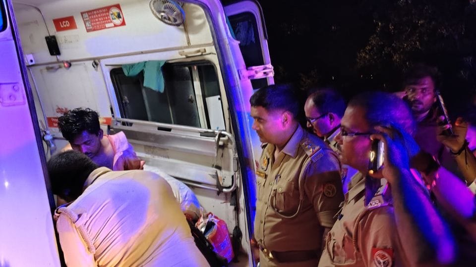 Sleeper bus going from Gorakhpur to Delhi lost control and overturned