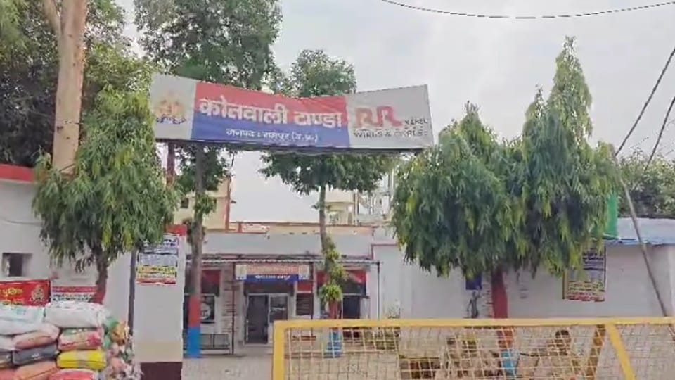 gold smuggling: Police raid in Tanda area, two brothers arrested, suspected of being informers in robbery case