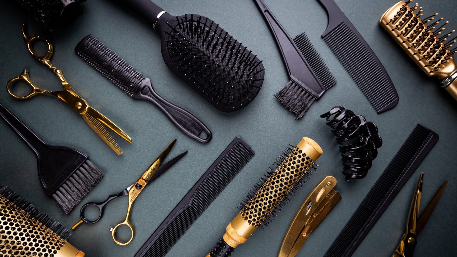 Hair Cutting Tips in hindi ghar par bal kat rhi hain to kin baton ka dhayan rakhein