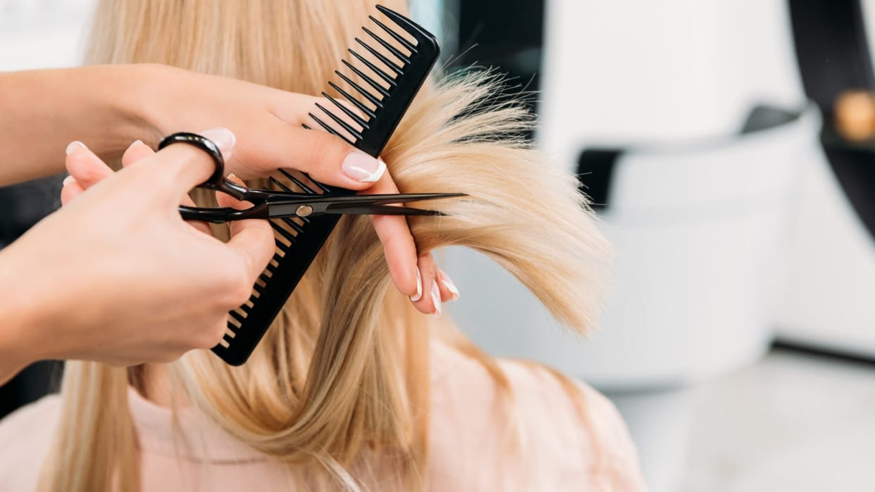 Hair Cutting Tips in hindi ghar par bal kat rhi hain to kin baton ka dhayan rakhein