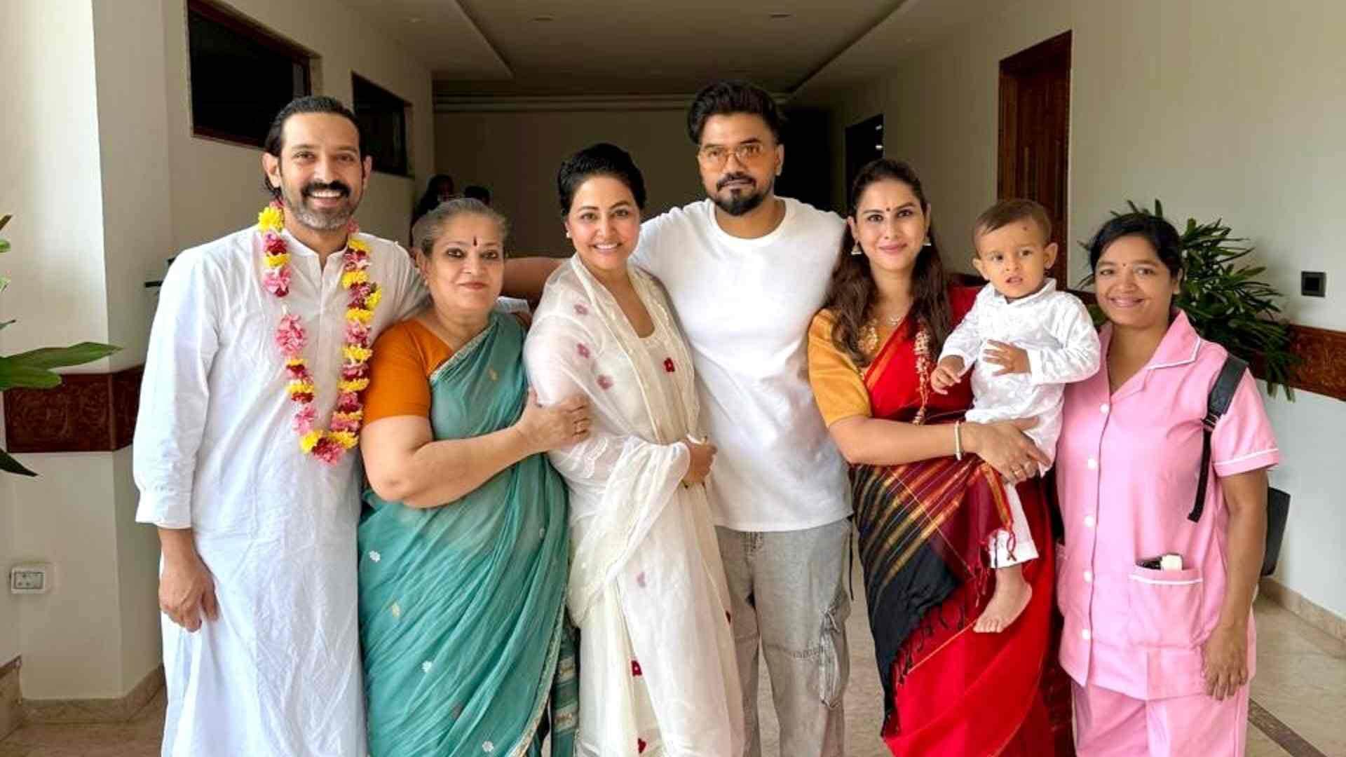 Hina Khan Meet with spiritual guru shri shri ravi shankar shares photos with Vikrant Massey and others