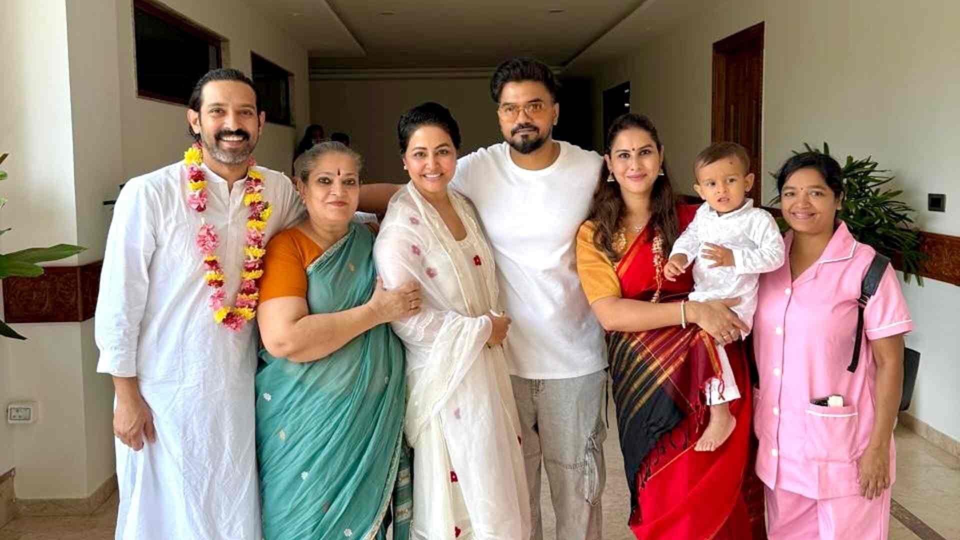 Hina Khan Meet with spiritual guru shri shri ravi shankar shares photos with Vikrant Massey and others