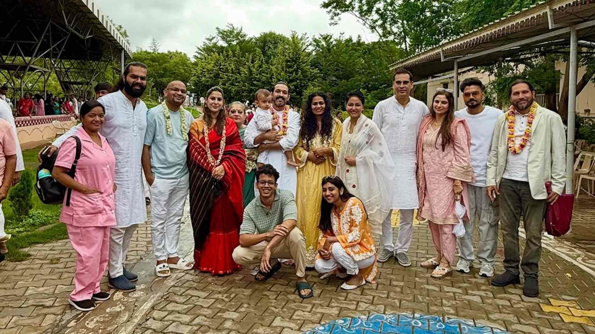 Hina Khan Meet with spiritual guru shri shri ravi shankar shares photos with Vikrant Massey and others