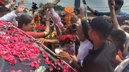 Smriti Irani met family over death of three people in Amethi Youth Congress District President house arrest