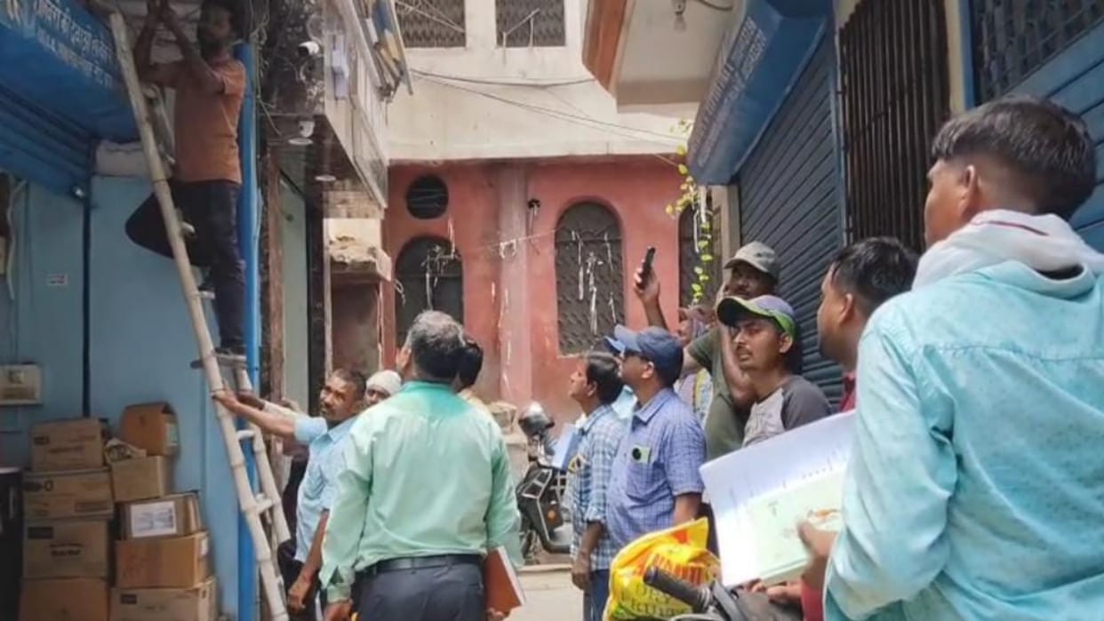 UPPCL raided Leader Road Shahganj shopkeepers were found running AC illegal connections