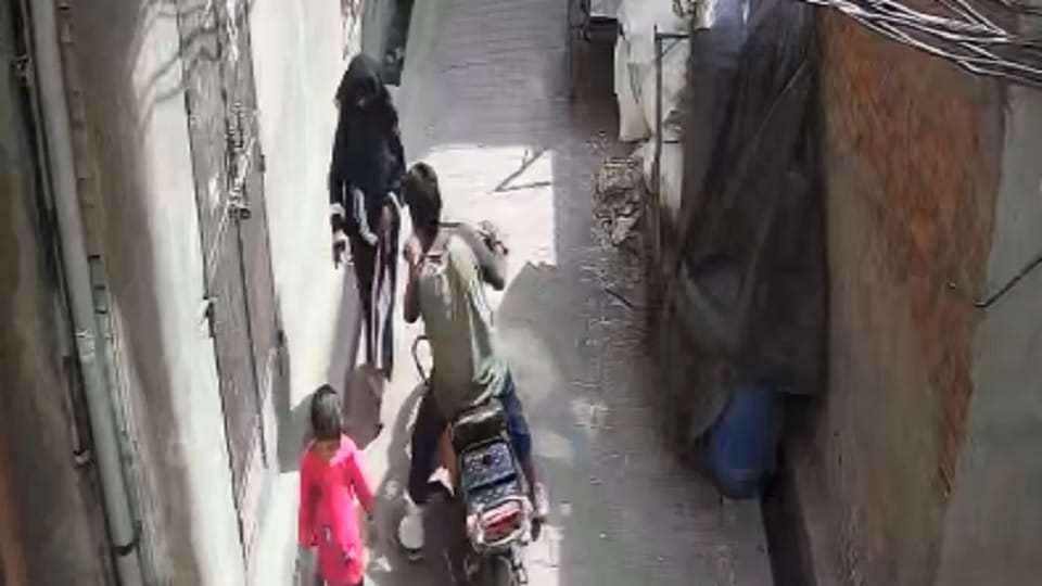 Meerut: Moped rider ran away after kissing a woman walking on the road, created noise in the street