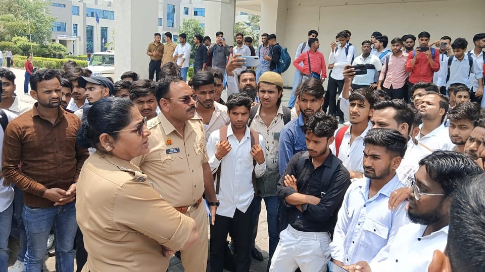 Students create ruckus in Monad University 800 students did not appear for the exam scared students protested