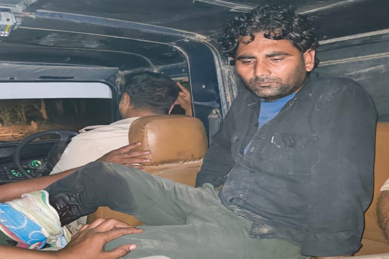 accused of murder of former Pradhan and his son arrested in police encounter in tundla