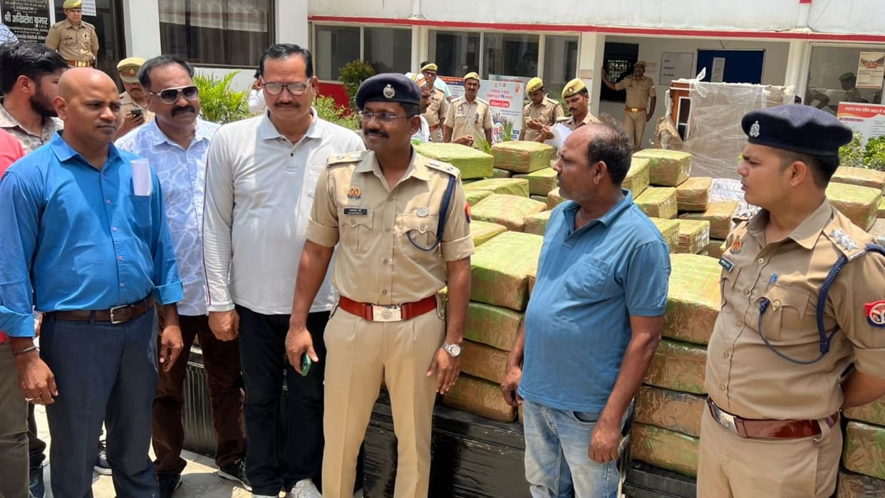 UP News Police seized ganja worth three crores in mau one smuggler arrested