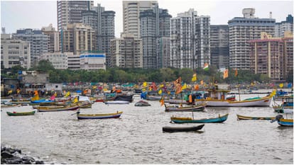 Mumbai wakes up to thunderstorms, gusty winds suburban train services affected Amid Monsoon Hits Maharashtra