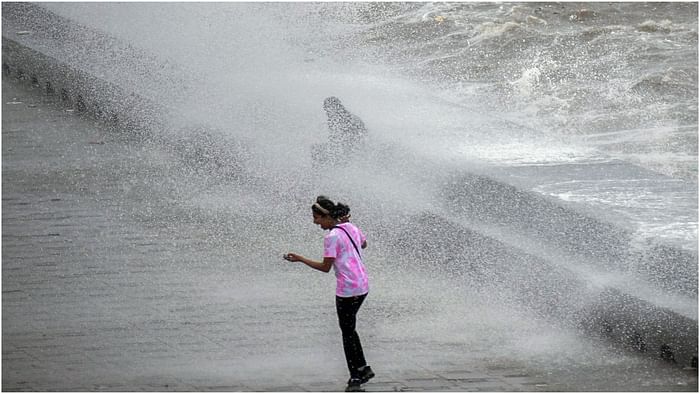 Mumbai wakes up to thunderstorms, gusty winds suburban train services affected Amid Monsoon Hits Maharashtra