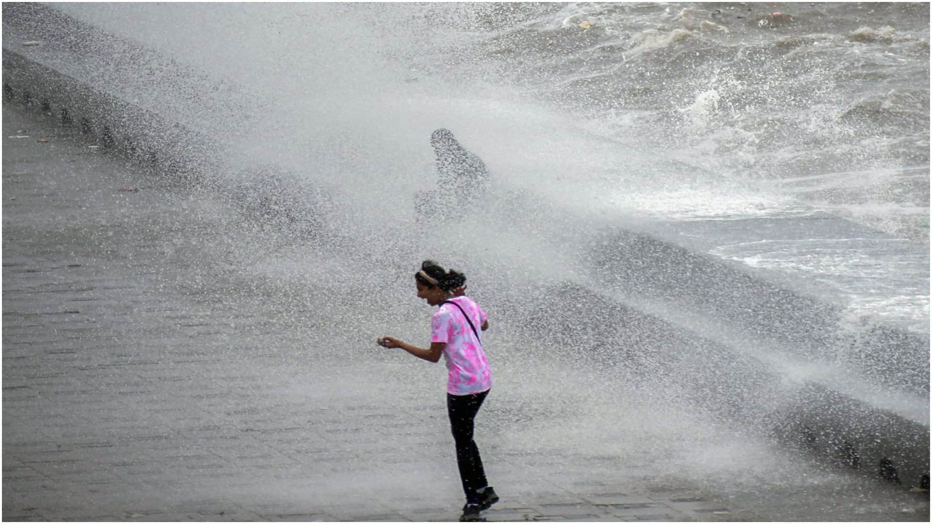 Mumbai wakes up to thunderstorms, gusty winds suburban train services affected Amid Monsoon Hits Maharashtra