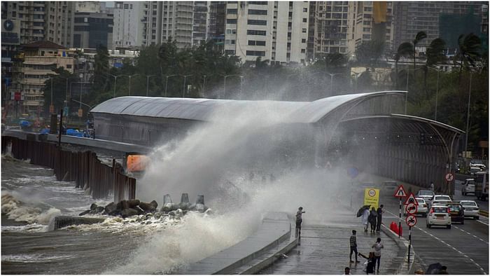 Mumbai wakes up to thunderstorms, gusty winds suburban train services affected Amid Monsoon Hits Maharashtra
