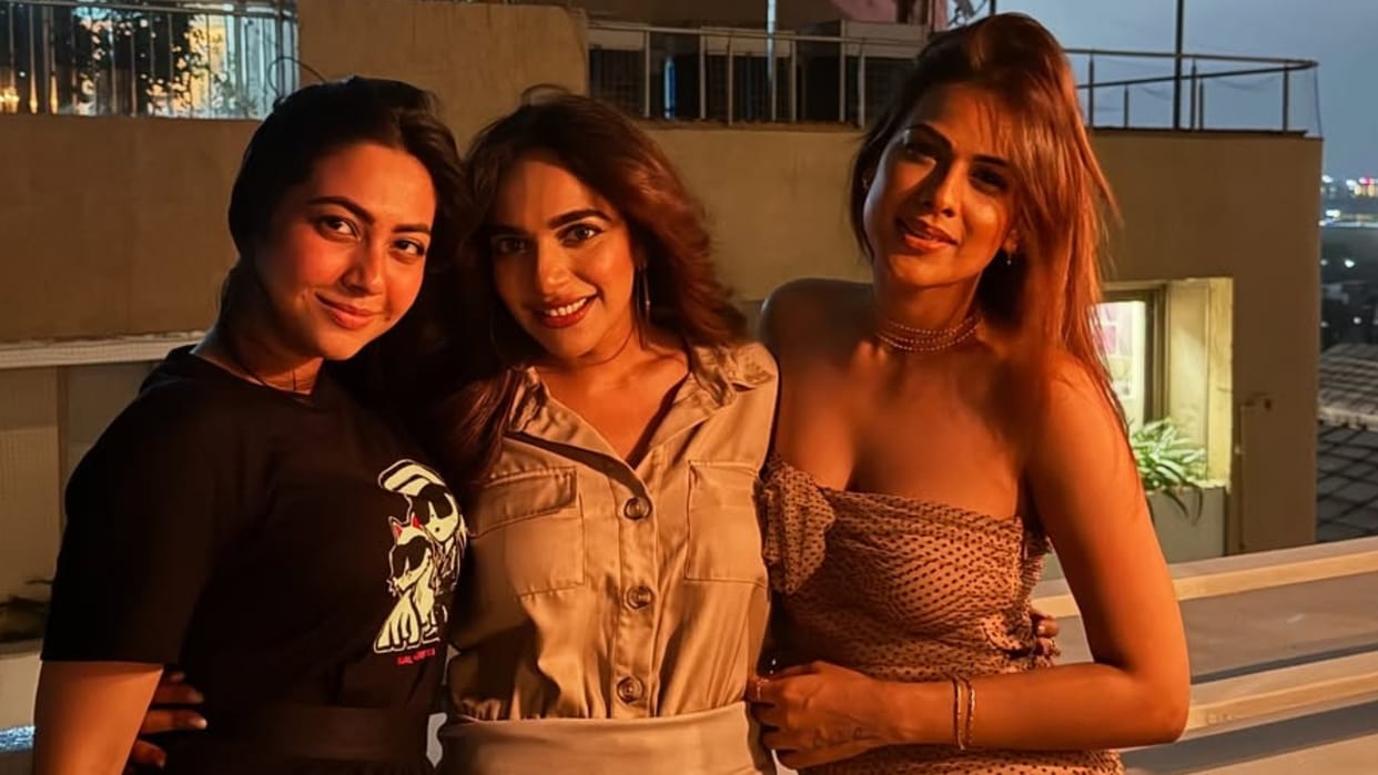 tv actress nia sharma latest viral video with friends says Hot tody on a windy evening