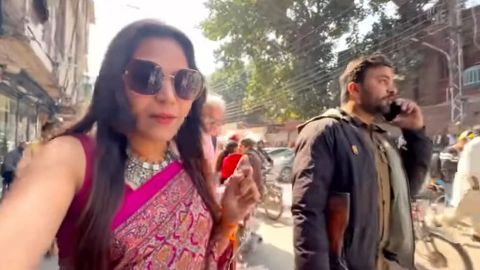 Jyoti Malhotra new video in Pakistan Guards with AK-47 YouTuber Scottish made this