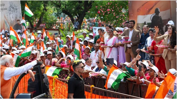 Pm Modi Roadshow In Vadodara Gujarat: Indian Army Officer Colonel Sofiya Qureshi Family Shower Flower Petals – Amar Ujala Hindi News Live