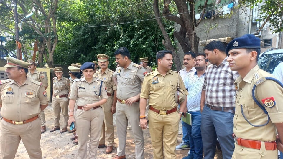 large police force reached house of SP MP Ramjilal Suman stopped to going mathura