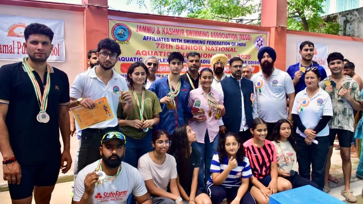 Jammu Kashmir: Rudraksh and Vamika won the swimming competition, became the best swimmers