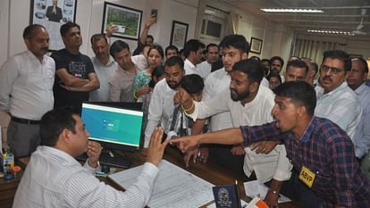 Himachal News: एबीवीपी ने घेरा शिक्षा बोर्ड कार्यालय, जबरन अंदर घुसे, गेट पर कर्मचारियों से धक्कामुक्की himachal dharamshala ABVP surrounded the education board office forcibly entered inside